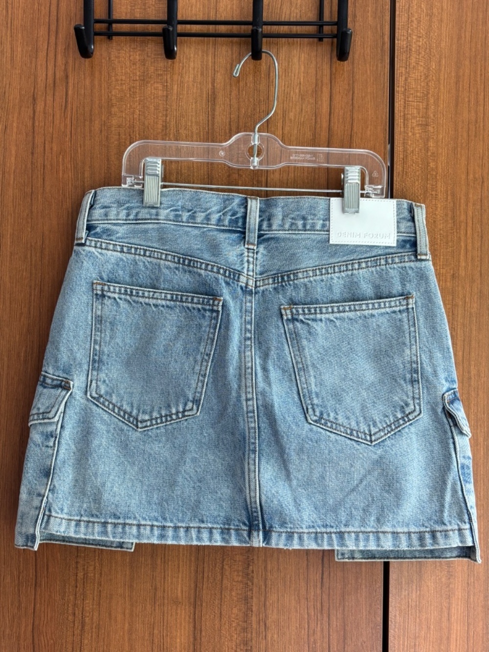 Aritzia Denim Forum The '90s Mid-Rise Cargo Mini Skirt Light Wash - Size 24 - Picture 8 of 16